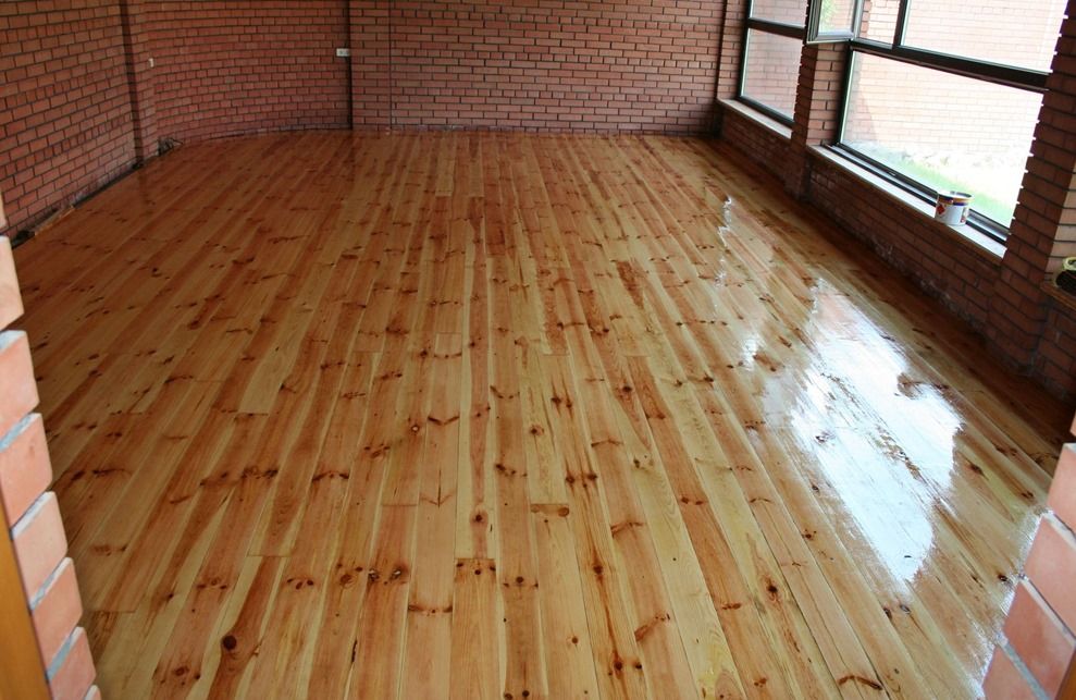 Пол в квартире из дерева